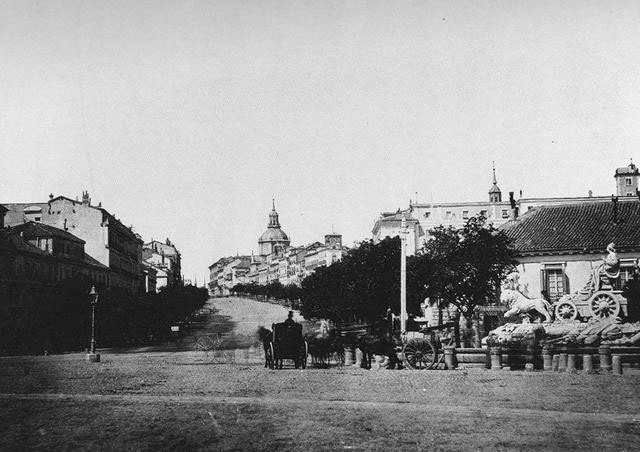 Foto antigua de la Iglesia de la Concepción Real de Calatrava desde la fuente de la Cibeles