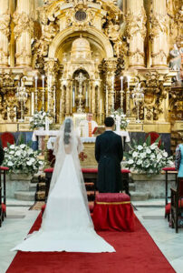 Novios casándose en la Iglesia de la Concepción Real de Calatrava, vista cercana