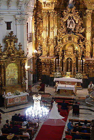 Vista aérea de una boda en el retablo de la Iglesia de la Concepción Real de Calatrava en Madrid