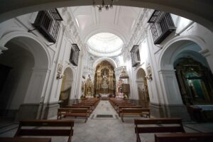 Interior panorámico de la Iglesia de la Concepción Real de Calatrava iluminado por la luz de la mañana