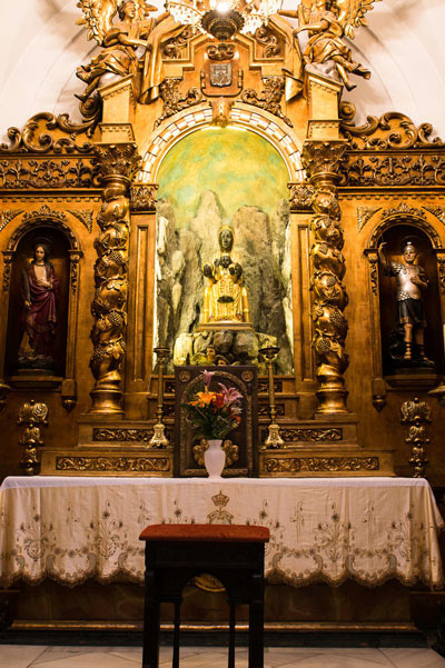 Talla moderna de la Virgen de Montserrat en un retablo barroco rehecho en el siglo XIX