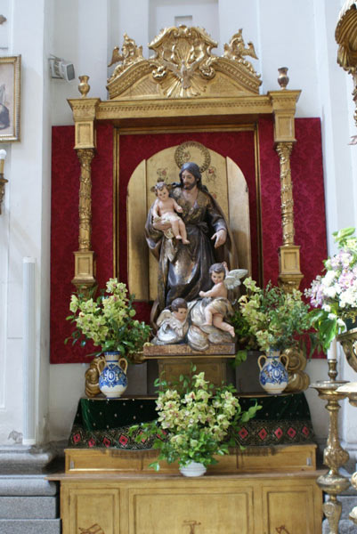 Imagen de San José sosteniendo al Niño Jesús en brazos en la Iglesia de la Concepción Real de Calatrava