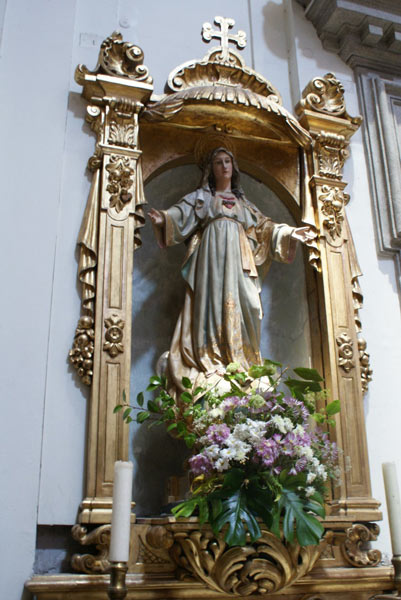 Imagen del Inmaculado Corazón de María con flores a sus pies en la Iglesia de la Concepción Real de Calatrava