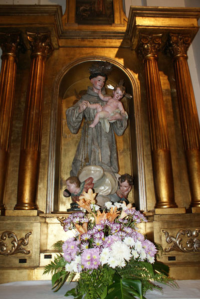 Imagen de San Antonio de Padua sosteniendo al Niño Jesús en brazos en la Iglesia de la Concepción Real de Calatrava