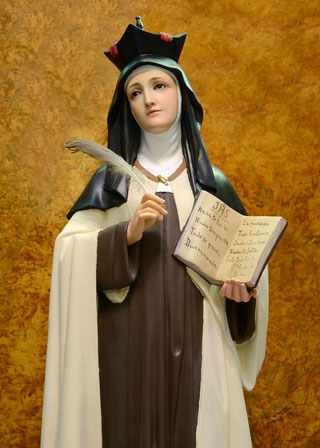 Imagen de Santa Teresa de Jesús con una pluma y un libro en la mano en la Iglesia de la Concepción Real de Calatrava