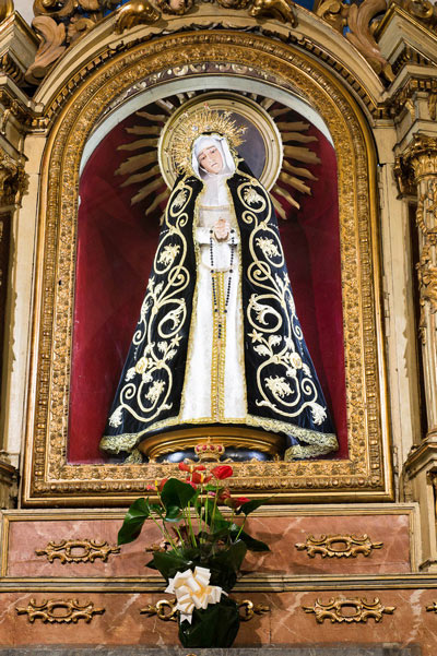 Imagen de la Virgen de la Soledad con su manto característico en la Iglesia de la Concepción Real de Calatrava