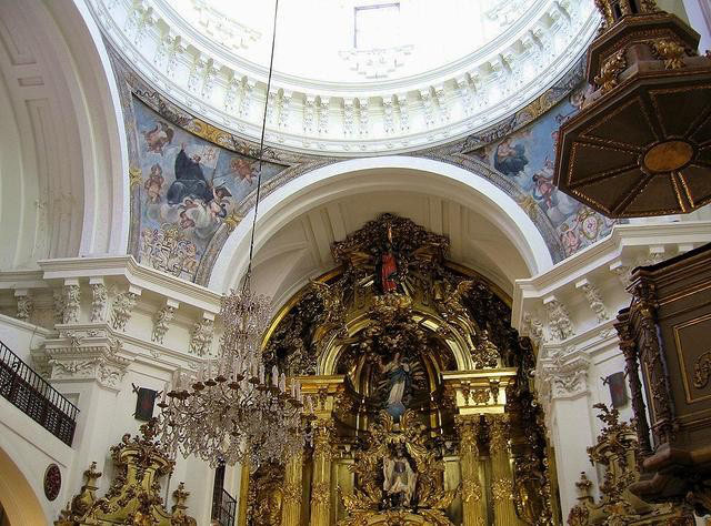 Interior de la Iglesia de la Concepción Real de Calatrava mostrando la cornisa