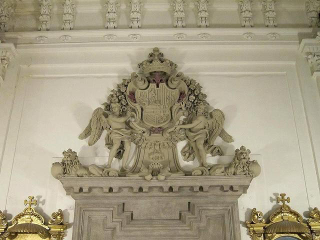 Primer plano del escudo de Carlos II en el crucero de la Iglesia de la Concepción Real de Calatrava