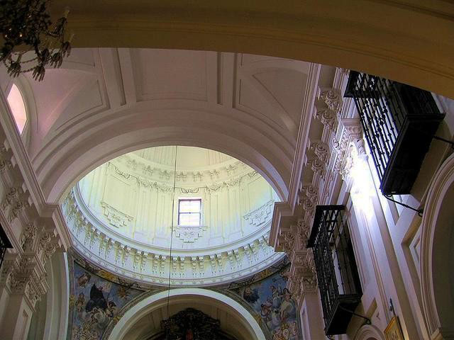 Interior de la Iglesia de la Concepción Real de Calatrava mostrando la cúpula y las ventanas