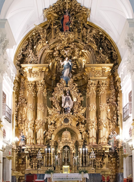 Impresionante retablo dorado con la Virgen en el centro de la Iglesia de la Concepción Real de Calatrava