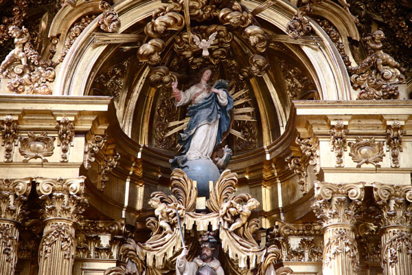 Primer plano de la imagen de la Virgen Inmaculada en la Iglesia de la Concepción Real de Calatrava