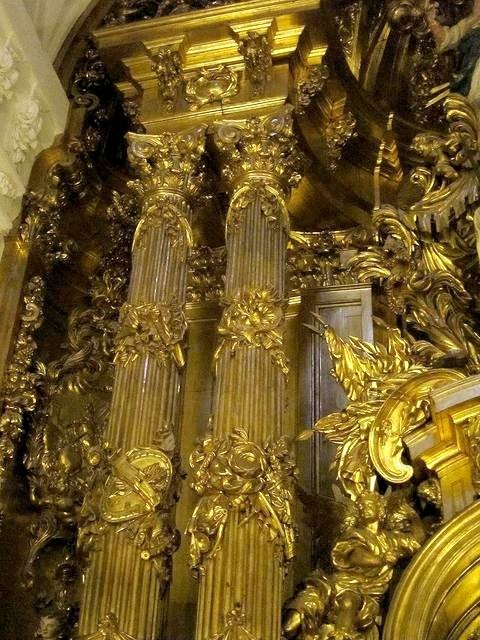 Detalle de las columnas del retablo mayor en la Iglesia de la Concepción Real de Calatrava