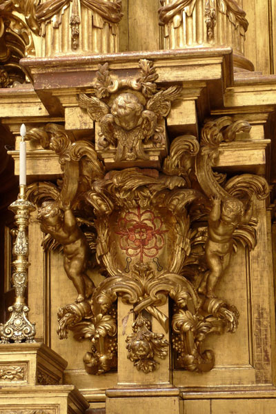 Detalles de los escudos en el retablo mayor de la Iglesia de la Concepción Real de Calatrava