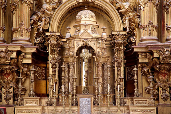 Detalle del sagrario del retablo dorado mayor en la Iglesia de la Concepción Real de Calatrava