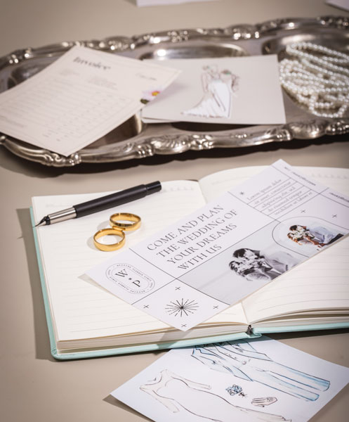 Materiales para los trámites de boda: papeles, anillos, cuadernos y bolígrafos