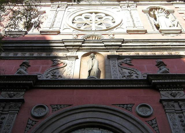 Detalle de la imagen de la Virgen sobre la puerta exterior de la Iglesia de la Concepción Real de Calatrava