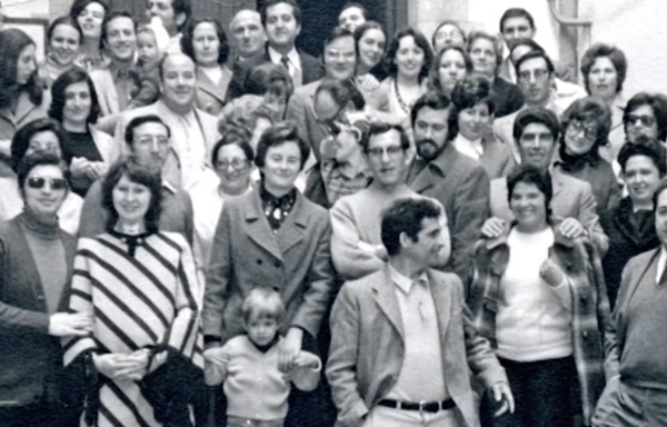 Foto Antigua de los Primeros Miembros y Familias de los Hogares de Santa María