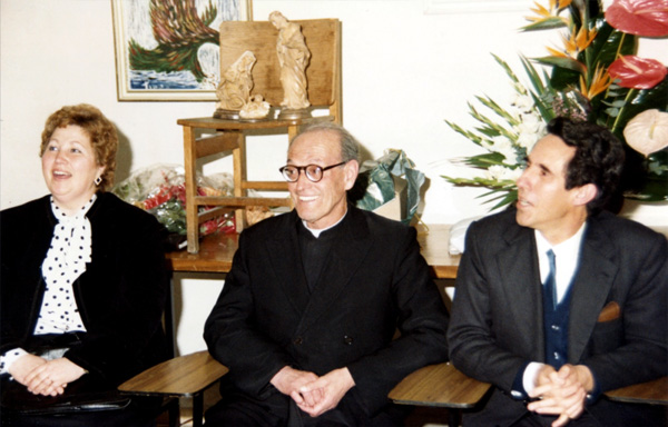 Padre Tomás Morales con los Fundadores de los Hogares de Santa María