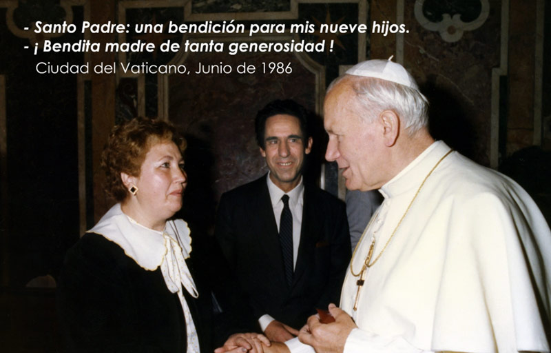 San Juan Pablo II con Lidia y Emilio, Fundadores de los Hogares de Santa María