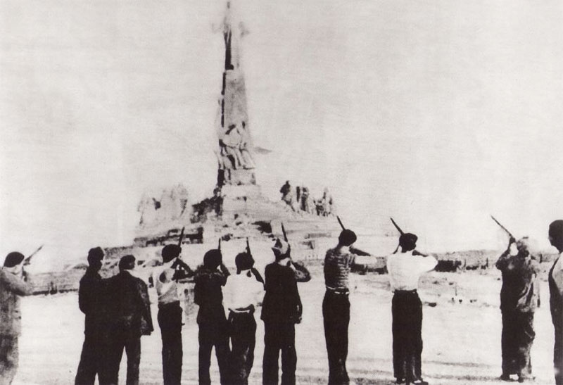 Milicianos disparando al Sagrado Corazón de Jesús en el Cerro de los Ángeles