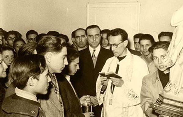 Foto del Padre Tomás Morales con Jóvenes Universitarios