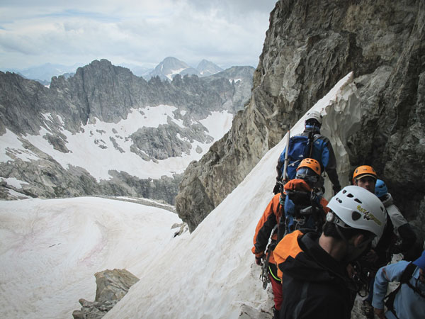 Miembros consagrados de Stabat Mater en un entorno montañoso nevado.