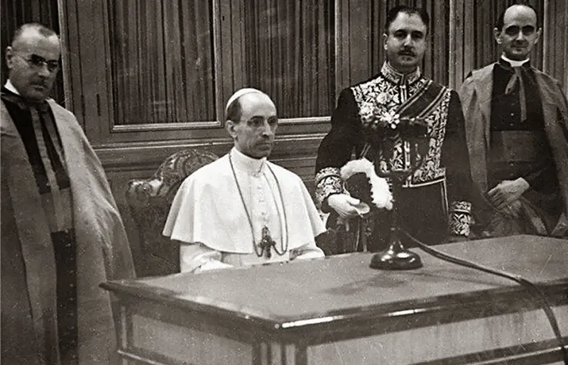 El Papa Pío XII consagrando el mundo al Corazón Inmaculado de la Virgen María en un acto solemne de fe y esperanza.