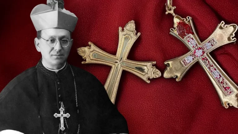 Imagen del Beato Anselmo Polanco con una cruz pectoral que contiene sus reliquias junto a las de San Agustín, Santa Mónica, Tomás de Villanueva y Bartolomé Menochio, usada por el Papa León XIV.