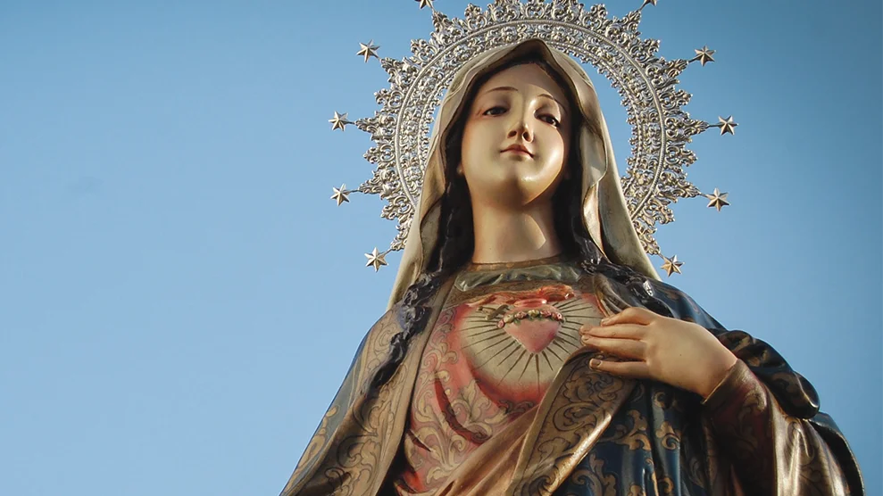 Imagen de la Virgen María con su Corazón Inmaculado, símbolo del amor puro, la compasión y la intercesión maternal.