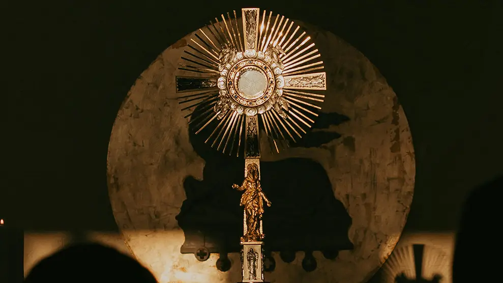 Fieles adorando a Jesús Sacramentado durante la exposición del Santísimo en una iglesia católica. Foto de Thays Orrico.