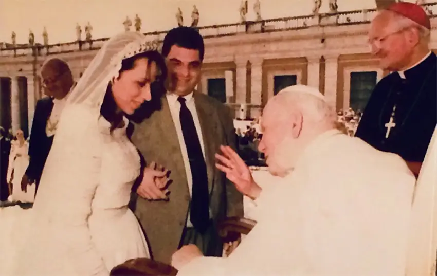 Fotografía del Papa Juan Pablo II bendiciendo a un joven matrimonio