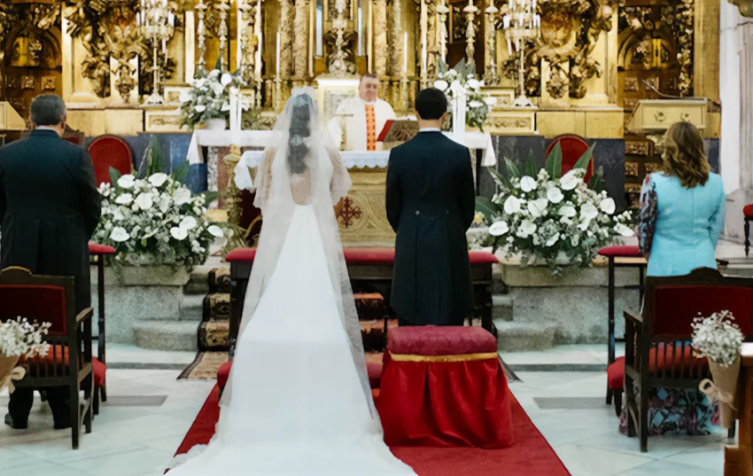 Matrimonio feliz celebrando su boda en la Iglesia de las Calatravas, emblemática iglesia barroca en el centro de Madrid