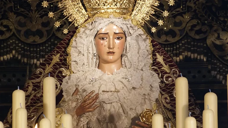 Imagen de Nuestra Señora de la O de Sevilla vestida de hebrea o de gala para su festividad.