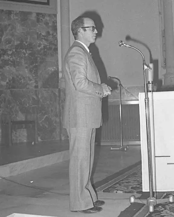 Laureano dando una conferencia, testimonio de fe y formación cristiana