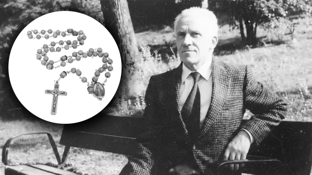 Joaquín Fernández, laico consagrado y misionero, sosteniendo un rosario y conversando con jóvenes en un instituto de Madrid.