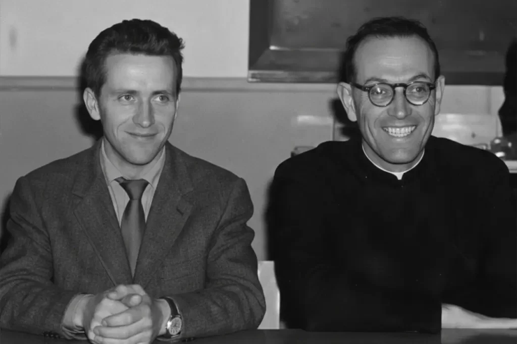 Joaquín Fernández junto al Venerable Padre Tomás Morales, fundador de los Cruzados de Santa María, en un encuentro institucional.