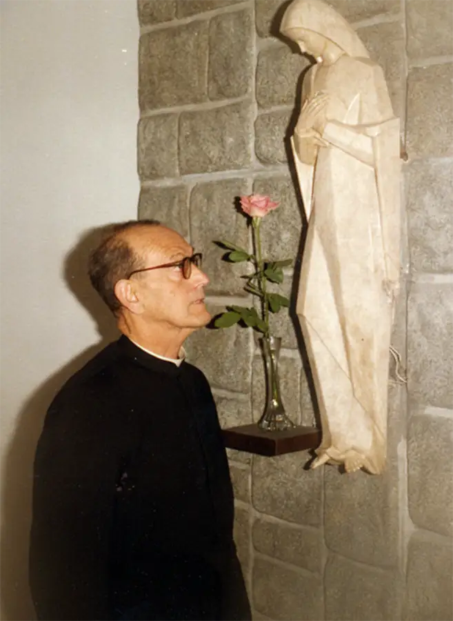 Venerable Padre Tomás Morales rezando junto a la Virgen María
