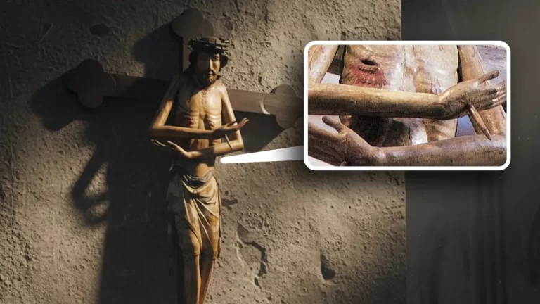 Primer plano de un Cristo crucificado de madera con iluminación suave, representando las enseñanzas sobre el amor de Dios y la redención en la Cruz.