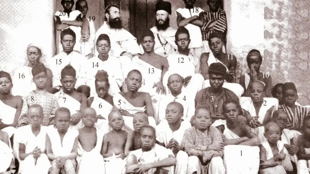 Ilustración histórica que representa al grupo de los jóvenes mártires de Uganda, católicos y anglicanos, liderados por San Carlos Lwanga.