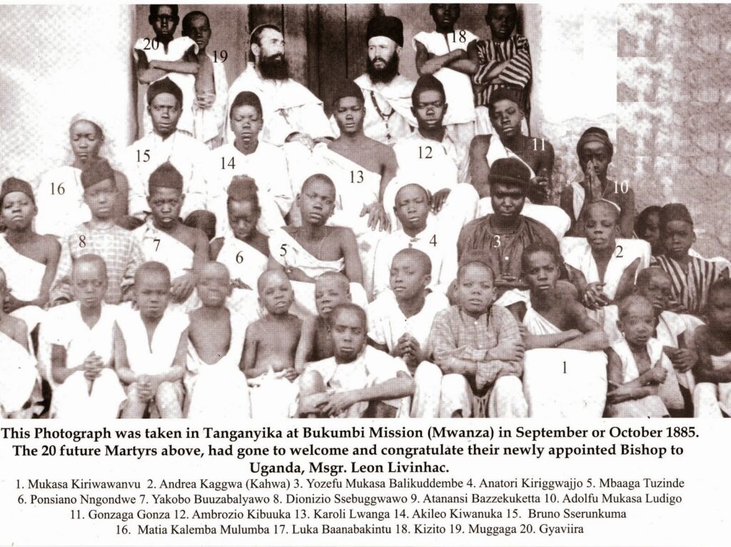 Fotografía histórica de los 20 futuros mártires de Uganda junto a misioneros europeos en Bukumbi Mission, Tanganica, 1885