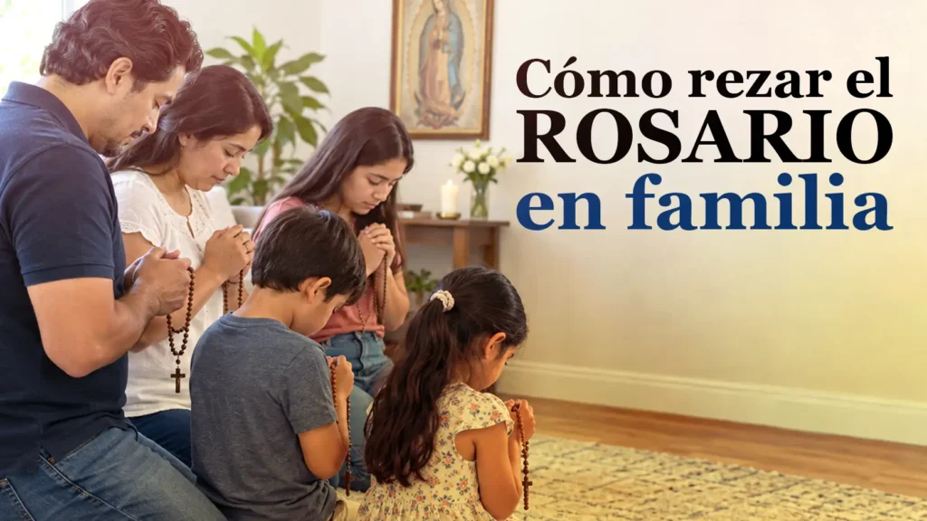 Familia rezando el Rosario unida ante una imagen de la Virgen María