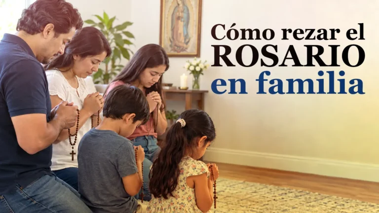 Familia rezando el Rosario unida ante una imagen de la Virgen María